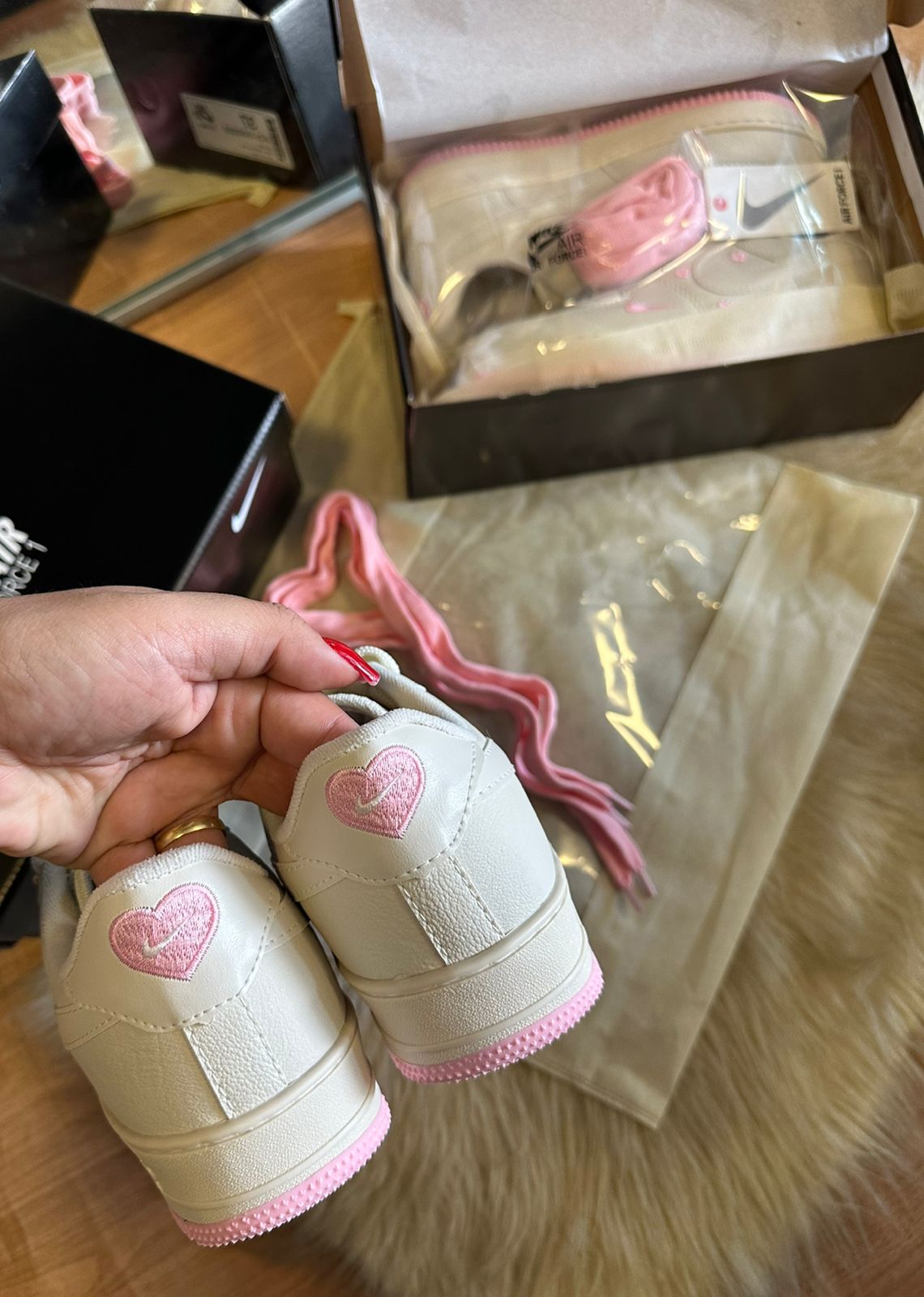 Modelo Feminino Air force Branco coração rosa