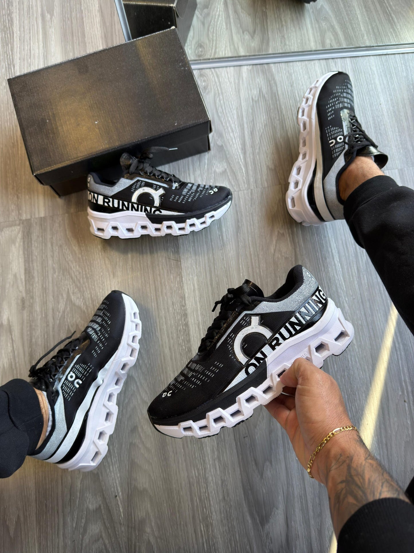 Tenis ON Cloudtilt Preto e Branco