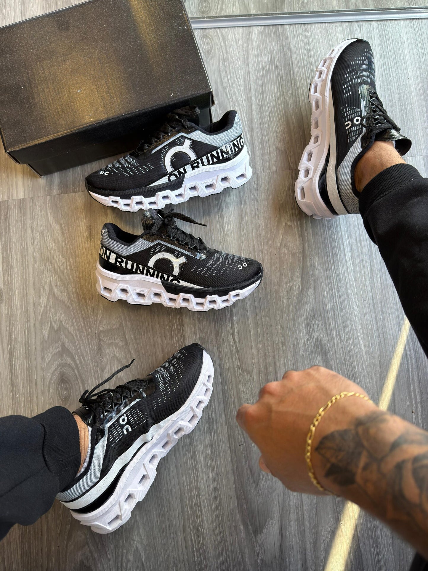 Tenis ON Cloudtilt Preto e Branco