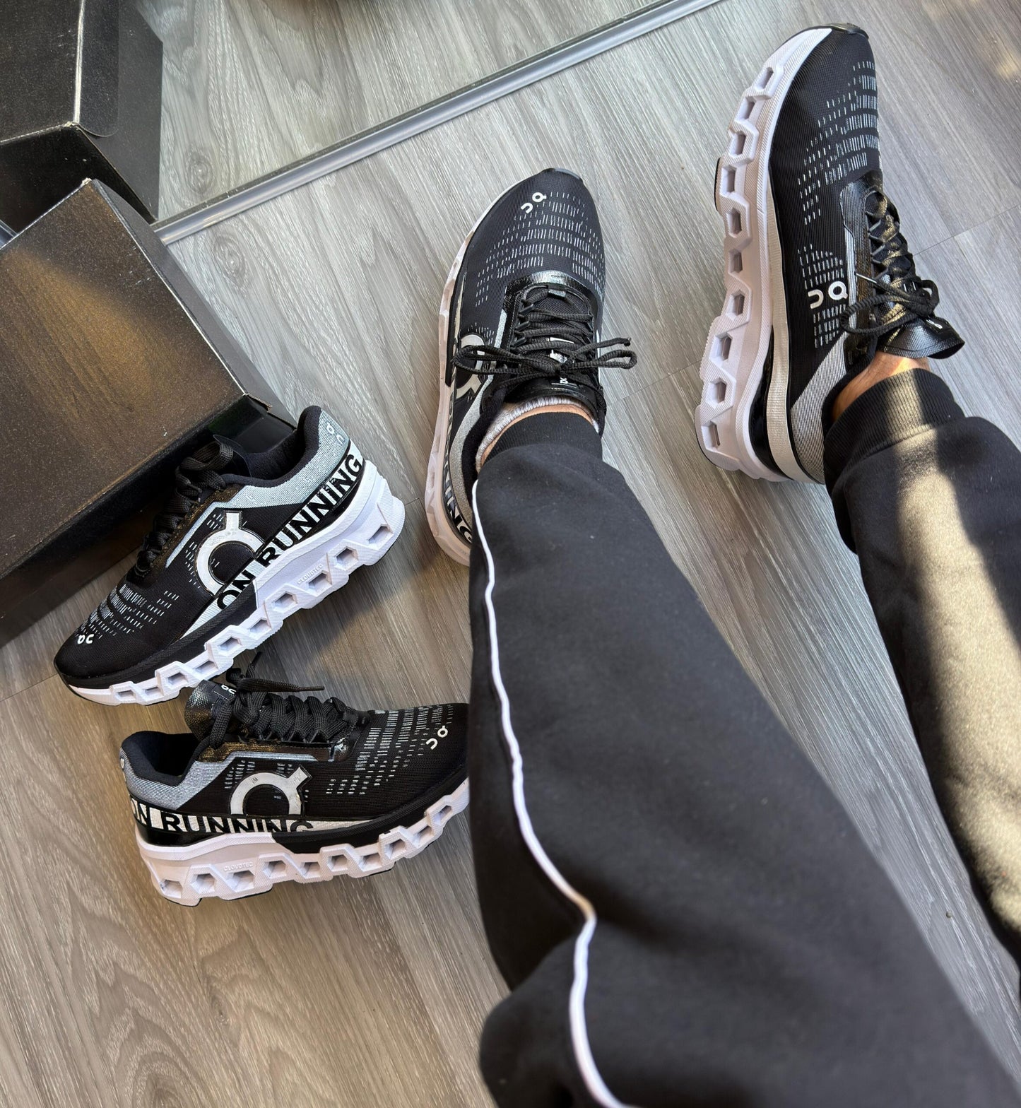 Tenis ON Cloudtilt Preto e Branco