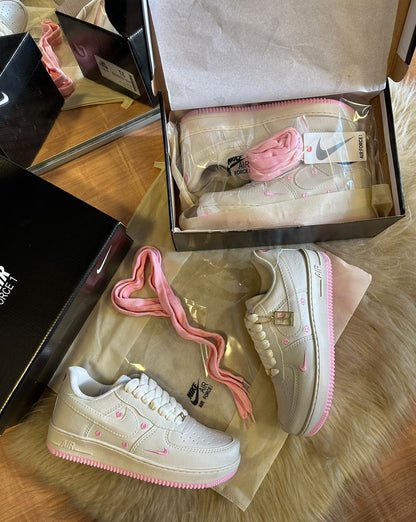 Modelo Feminino Air force Branco coração rosa