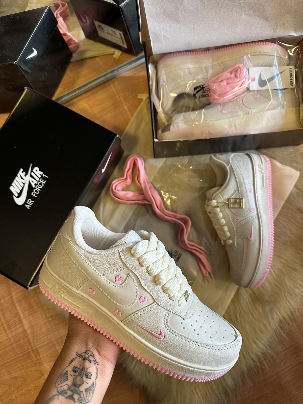 Modelo Feminino Air force Branco coração rosa