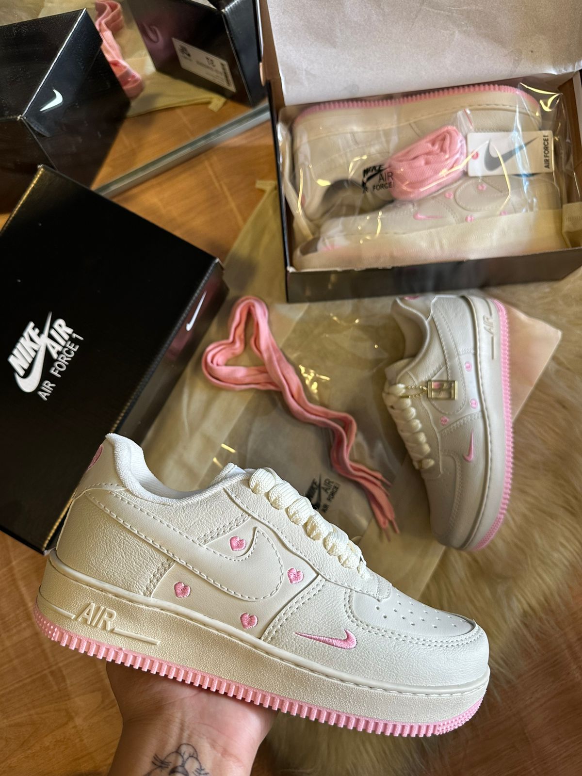 Modelo Feminino Air force Branco coração rosa
